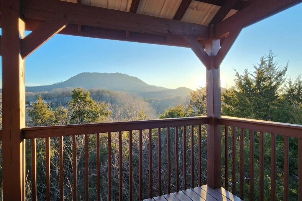 Bear Country Cabin Севьервилл Экстерьер фото
