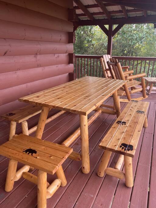 Bear Country Cabin Севьервилл Экстерьер фото