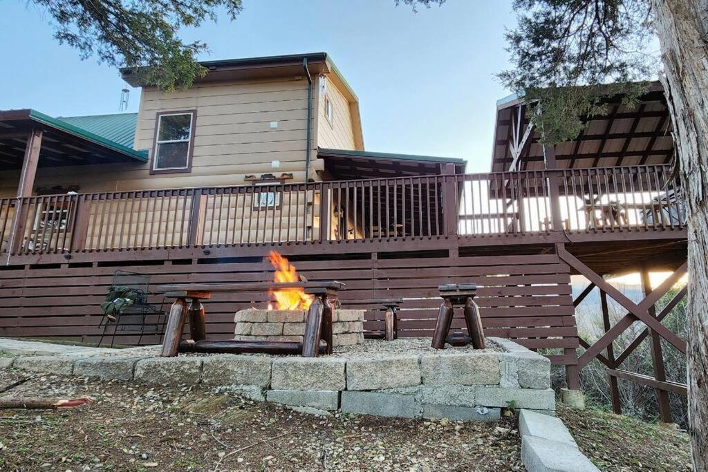 Bear Country Cabin Севьервилл Экстерьер фото