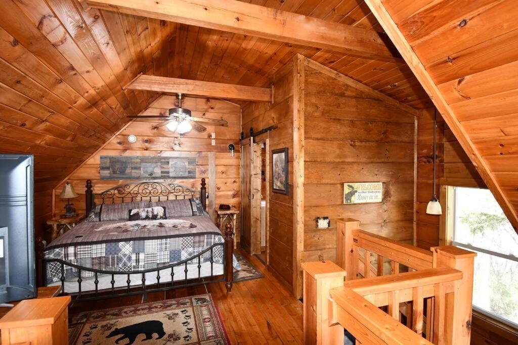 Bear Country Cabin Севьервилл Экстерьер фото