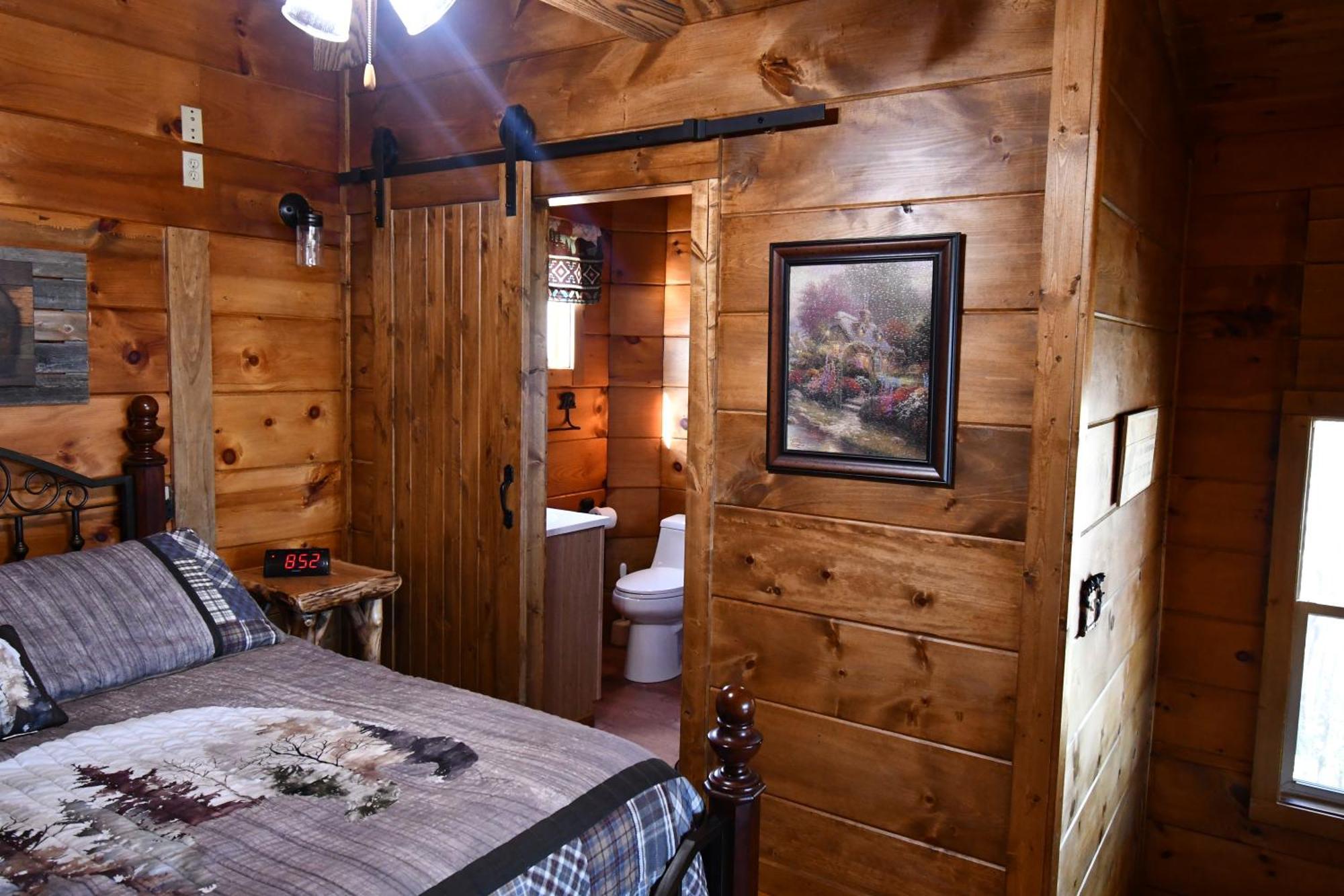 Bear Country Cabin Севьервилл Экстерьер фото